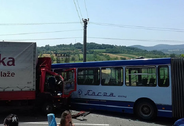 Камион ударио у “Ластин” аутобус, петоро повређено (ФОТО)